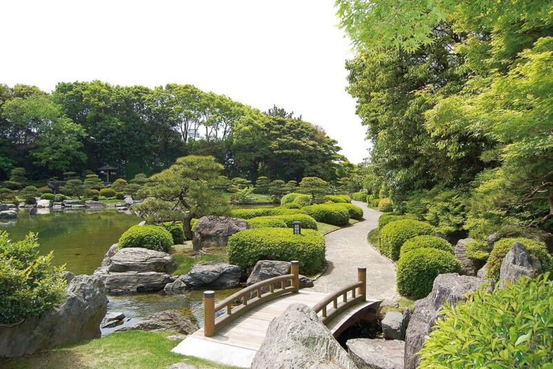 Vườn tự nhiên Nhật Bản - Hồ nhân tạo cùng với cây, đá và thảm thực vật